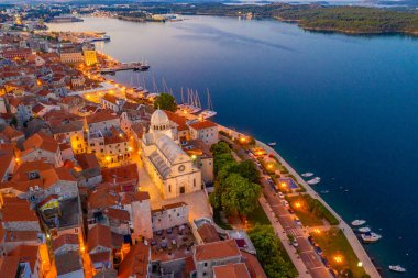 Saint James katedrali ve Hırvatistan 'ın Sibenik limanının gündoğumu manzarası