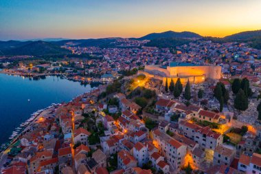 Hırvatistan 'ın Aziz Michael kalesiyle Sibenik' in günbatımı silüeti