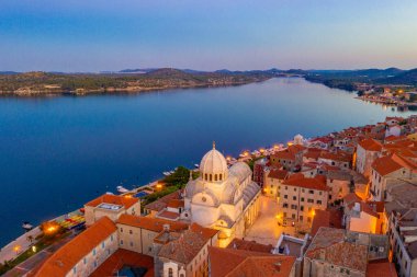 Saint James katedrali ve Hırvatistan 'ın Sibenik limanının gündoğumu manzarası