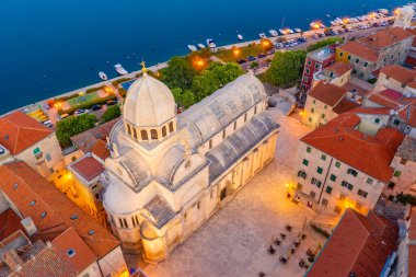 Saint James katedrali ve Hırvatistan 'ın Sibenik limanının gündoğumu manzarası