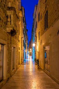 Hırvatistan 'ın eski Sibenik kentinde eski dar bir caddenin gece manzarası