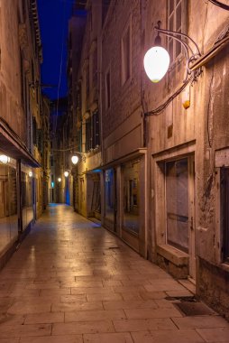 Hırvatistan 'ın eski Sibenik kentinde eski dar bir caddenin gece manzarası
