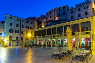 Hırvat kasabası Sibenik 'in belediye binasının gece manzarası