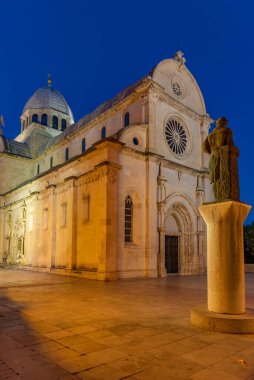 Hırvatistan 'ın Sibenik kentindeki Saint James katedralinin gece manzarası