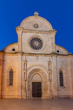 Hırvatistan 'ın Sibenik kentindeki Saint James katedralinin gece manzarası