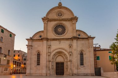 Hırvatistan 'ın Sibenik kentindeki Aziz James katedralinin gün doğumu manzarası