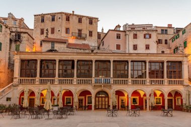 Hırvat kenti Sibenik belediye binasının gün doğumu manzarası