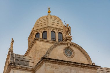 Hırvatistan 'ın Sibenik kentindeki Aziz James katedralinin gün doğumu manzarası