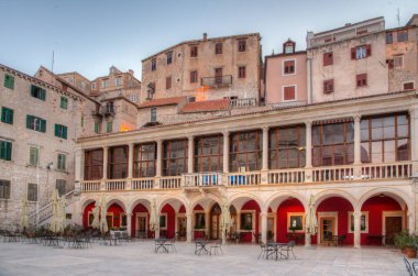 Hırvat kenti Sibenik belediye binasının gün doğumu manzarası