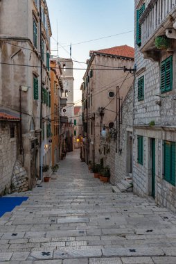 Hırvatistan 'ın eski Sibenik kentinde eski dar bir sokak