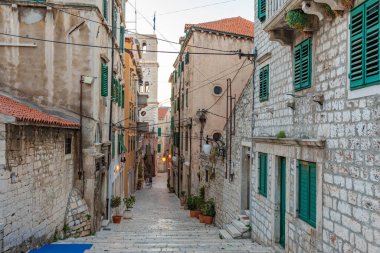 Hırvatistan 'ın eski Sibenik kentinde eski dar bir sokak