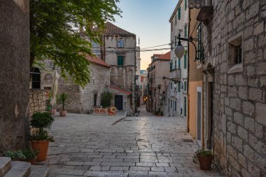 Hırvatistan 'ın eski Sibenik kentinde eski dar bir sokak