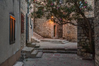 Hırvatistan 'ın eski Sibenik kentinde eski dar bir sokak