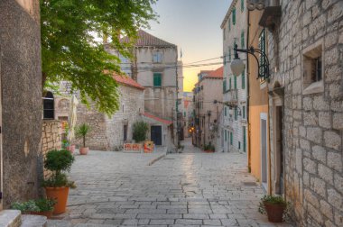 Hırvatistan 'ın eski Sibenik kentinde eski dar bir sokak