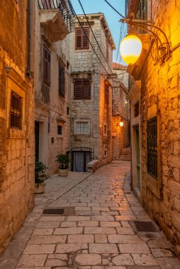 Hırvatistan 'ın eski Sibenik kentinde eski dar bir sokak