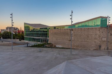 Hırvatistan 'ın Sibenik kentindeki şehir kütüphanesinin gün doğumu manzarası