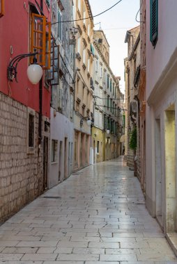 Hırvatistan 'ın eski Sibenik kentinde eski dar bir sokak