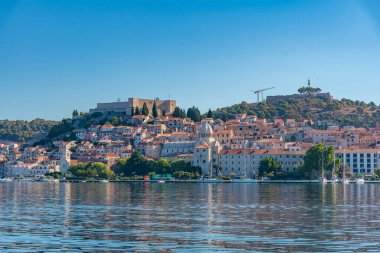 Aziz James katedrali ve Hırvatistan 'ın Aziz Michael ve Aziz John kaleleri ile Sibenik' in silueti