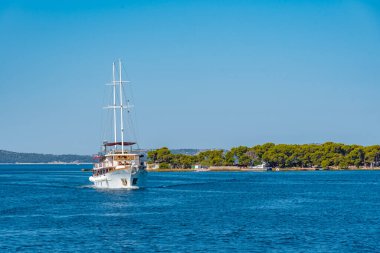 Sibenik 'i Adriyatik denizi ve Hırvatistan' a bağlayan Sveti Ante kanalındaki tekne