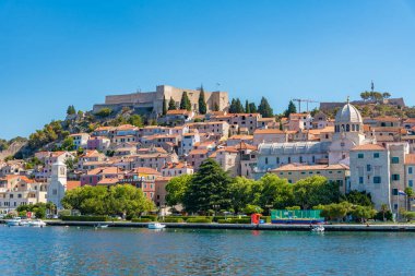 Aziz James katedrali ve Hırvatistan 'ın Aziz Michael kalesi ile Sibenik' in silueti