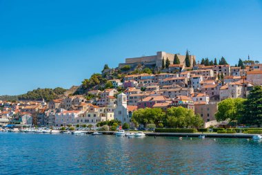 Sibenik 'in silueti ve Hırvatistan' ın Aziz Michael kalesi