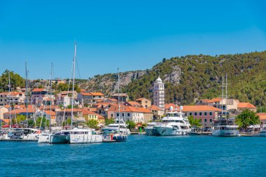 Hırvatistan 'ın Krka nehrinin kıyısındaki Skradin köyü