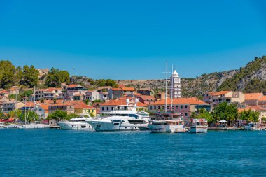 Hırvatistan 'ın Krka nehrinin kıyısındaki Skradin köyü