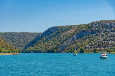 Hırvatistan 'da kayalık bir vadide yer alan Krka Nehri