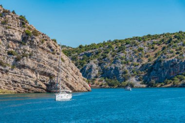 Hırvatistan 'da kayalık bir vadide yer alan Krka Nehri