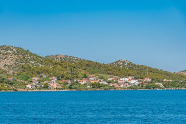Hırvatistan 'ın Prokljansko jezero gölündeki Raslina köyü