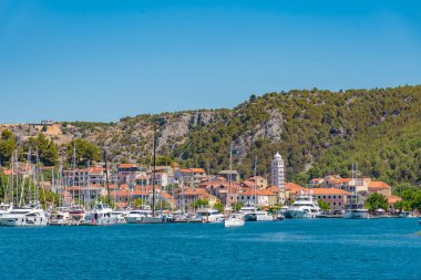 Hırvatistan 'ın Krka nehrinin kıyısındaki Skradin köyü