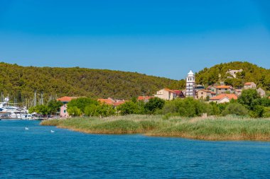 Hırvatistan 'ın Krka nehrinin kıyısındaki Skradin köyü