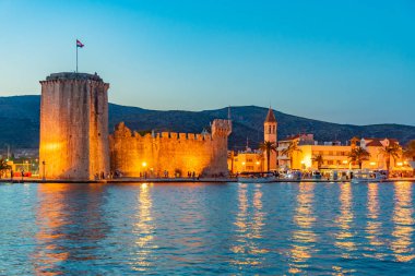 Hırvatistan 'ın Trogir kentindeki Kamerlengo sarayının gün batımı manzarası