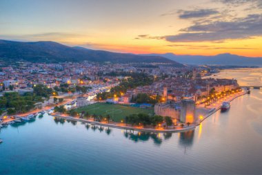 Hırvat kenti Trogir 'in gündoğumu hava manzarası