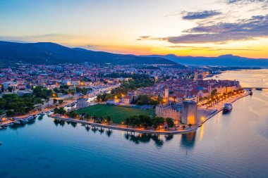 Hırvat kenti Trogir 'in gündoğumu hava manzarası