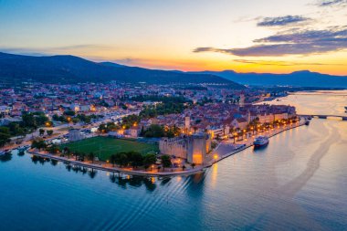 Hırvat kenti Trogir 'in gündoğumu hava manzarası