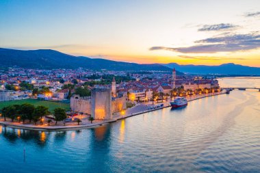 Hırvat kenti Trogir 'in gündoğumu hava manzarası