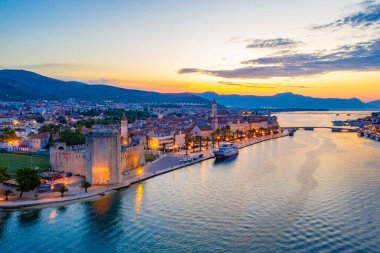 Hırvat kenti Trogir 'in gündoğumu hava manzarası