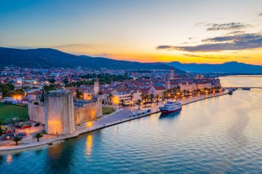 Hırvat kenti Trogir 'in gündoğumu hava manzarası