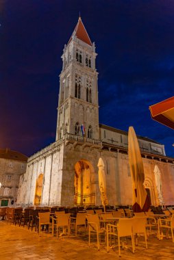 Hırvatistan 'ın Trogir kentindeki Saint Lawrence katedralinin gece manzarası