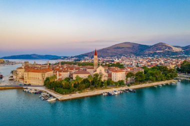 Hırvat kenti Trogir 'in gündoğumu hava manzarası