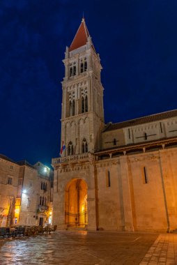 Hırvatistan 'ın Trogir kentindeki Saint Lawrence katedralinin gece manzarası