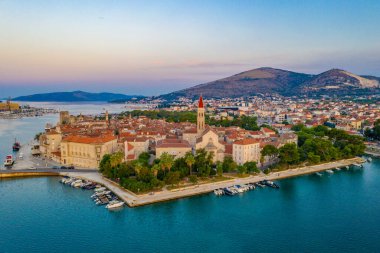 Hırvat kenti Trogir 'in gündoğumu hava manzarası