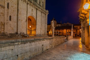 Hırvatistan 'ın Trogir kentindeki Saint Lawrence katedralinin gece manzarası