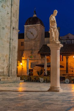 Hırvatistan 'ın Trogir kentindeki Ivana Pavla II meydanında kent logjisinin gün doğumu manzarası