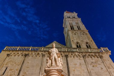 Hırvatistan 'ın Trogir kentindeki Saint Lawrence katedralinin gece manzarası