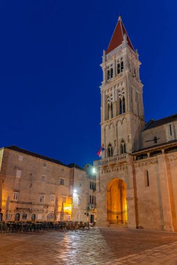 Hırvatistan 'ın Trogir kentindeki Saint Lawrence katedralinin gece manzarası