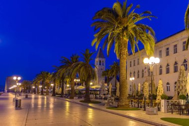 Hırvatistan 'ın Trogir kentinde sahil yürüyüşünün gün doğumu manzarası