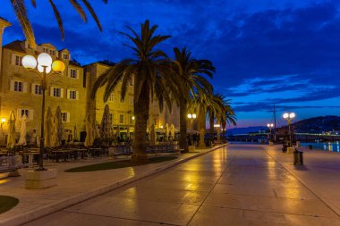 Hırvatistan 'ın Trogir kentinde sahil yürüyüşünün gün doğumu manzarası