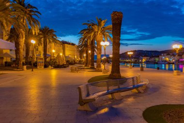 Hırvatistan 'ın Trogir kentinde sahil yürüyüşünün gün doğumu manzarası